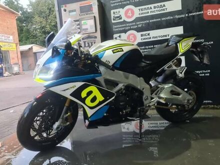 Априлия RSV4 2013 в Умани на Automoto.ua Белый Априлия RSV4, объемом двигателя 0 л и пробегом 37 тыс. км за 12300 $, фото 1 на Automoto.ua