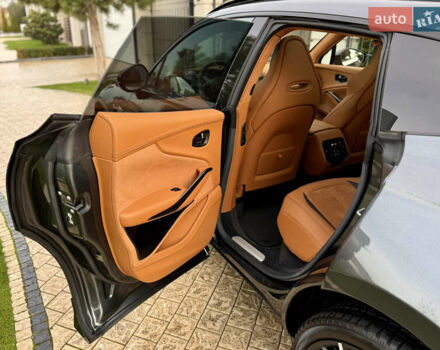 Серый Астон Мартин DBX 707, объемом двигателя 3.98 л и пробегом 11 тыс. км за 265000 $, фото 50 на Automoto.ua