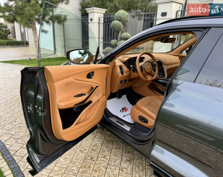 Серый Астон Мартин DBX 707, объемом двигателя 3.98 л и пробегом 11 тыс. км за 265000 $, фото 42 на Automoto.ua