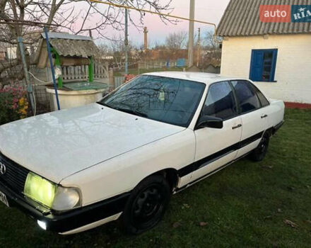 Белый Ауди 100, объемом двигателя 1.8 л и пробегом 300 тыс. км за 779 $, фото 1 на Automoto.ua