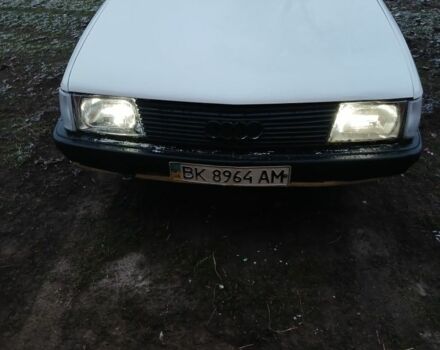 Белый Ауди 100, объемом двигателя 2 л и пробегом 300 тыс. км за 1000 $, фото 1 на Automoto.ua