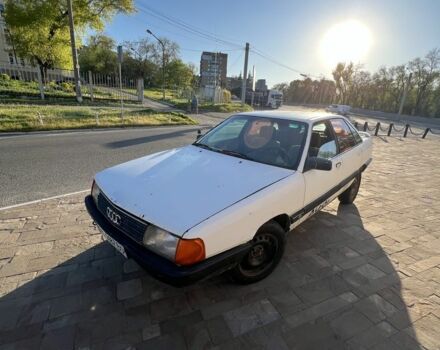 Белый Ауди 100, объемом двигателя 1.8 л и пробегом 250 тыс. км за 650 $, фото 1 на Automoto.ua