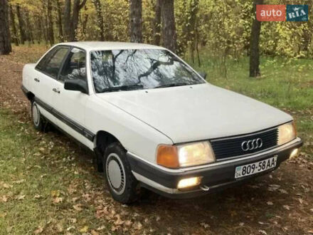 Білий Ауді 100, об'ємом двигуна 1.8 л та пробігом 200 тис. км за 1850 $, фото 1 на Automoto.ua