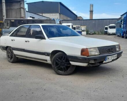Белый Ауди 100, объемом двигателя 1.8 л и пробегом 350 тыс. км за 650 $, фото 1 на Automoto.ua