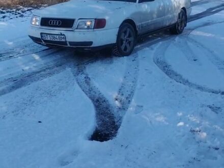 Белый Ауди 100, объемом двигателя 2 л и пробегом 300 тыс. км за 1500 $, фото 1 на Automoto.ua