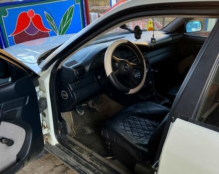 Белый Ауди 100, объемом двигателя 2 л и пробегом 350 тыс. км за 2000 $, фото 1 на Automoto.ua