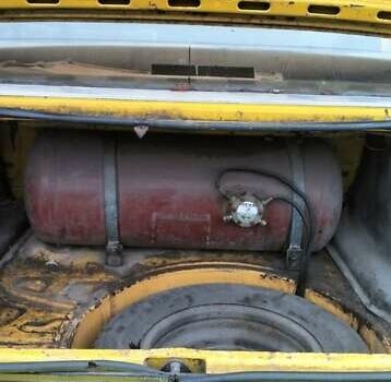 Желтый Ауди 100, объемом двигателя 2 л и пробегом 300 тыс. км за 700 $, фото 1 на Automoto.ua