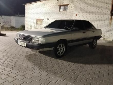 Сірий Ауді 100, об'ємом двигуна 2 л та пробігом 300 тис. км за 1100 $, фото 1 на Automoto.ua