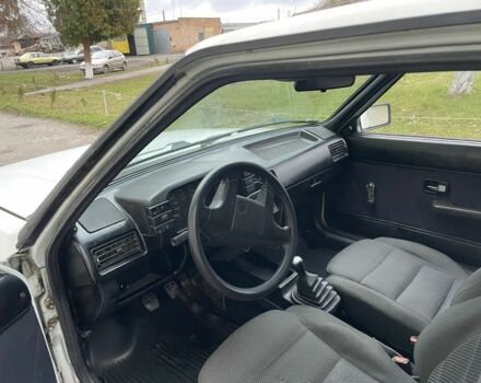 Белый Ауди 80, объемом двигателя 1.6 л и пробегом 350 тыс. км за 899 $, фото 5 на Automoto.ua