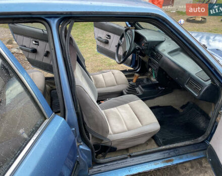 Синий Ауди 80, объемом двигателя 1.8 л и пробегом 300 тыс. км за 800 $, фото 3 на Automoto.ua