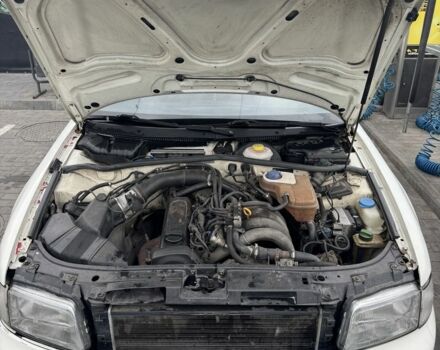 Белый Ауди А4, объемом двигателя 1.6 л и пробегом 310 тыс. км за 2000 $, фото 1 на Automoto.ua