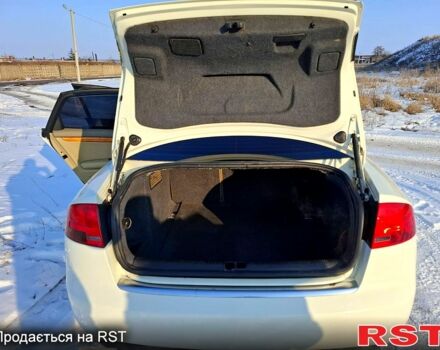 Белый Ауди А4, объемом двигателя 2 л и пробегом 247 тыс. км за 6500 $, фото 5 на Automoto.ua