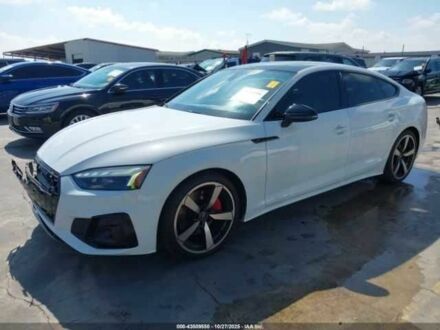 Белый Ауди А4, объемом двигателя 2 л и пробегом 63 тыс. км за 23000 $, фото 1 на Automoto.ua