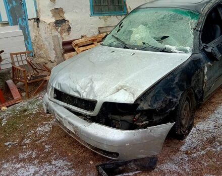 Черный Ауди А4, объемом двигателя 2.8 л и пробегом 300 тыс. км за 1200 $, фото 3 на Automoto.ua