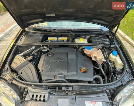 Чорний Ауді А4, об'ємом двигуна 2 л та пробігом 395 тис. км за 5950 $, фото 43 на Automoto.ua