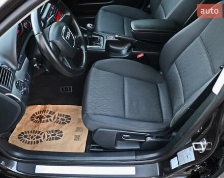 Чорний Ауді А4, об'ємом двигуна 1.6 л та пробігом 193 тис. км за 8555 $, фото 18 на Automoto.ua