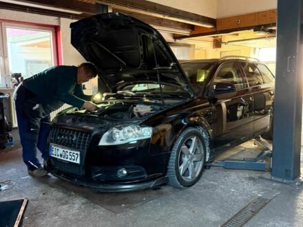 Чорний Ауді А4, об'ємом двигуна 1.6 л та пробігом 240 тис. км за 8000 $, фото 1 на Automoto.ua