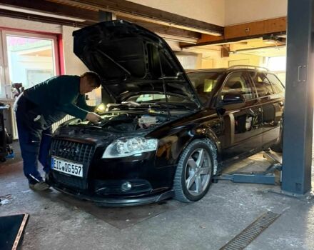 Черный Ауди А4, объемом двигателя 1.6 л и пробегом 240 тыс. км за 8000 $, фото 1 на Automoto.ua