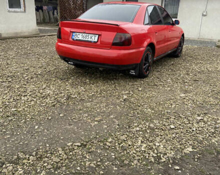 Красный Ауди А4, объемом двигателя 1.6 л и пробегом 300 тыс. км за 2999 $, фото 2 на Automoto.ua
