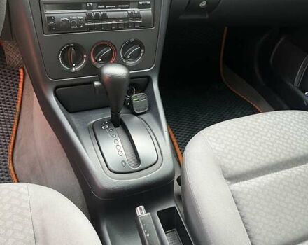 Красный Ауди А4, объемом двигателя 1.6 л и пробегом 200 тыс. км за 5100 $, фото 9 на Automoto.ua