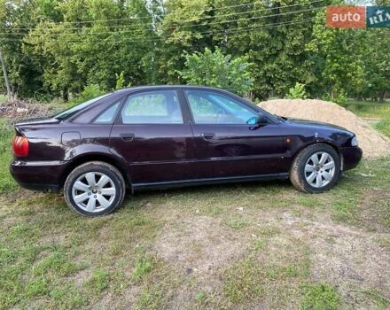 Красный Ауди А4, объемом двигателя 1.6 л и пробегом 300 тыс. км за 2600 $, фото 2 на Automoto.ua