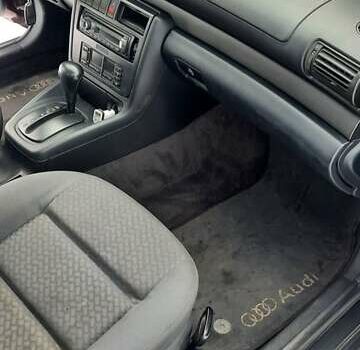 Красный Ауди А4, объемом двигателя 1.8 л и пробегом 255 тыс. км за 3500 $, фото 14 на Automoto.ua