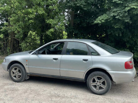 Ауді А4 1996 у Брусилове на Automoto.ua Сірий Ауді А4, об'ємом двигуна 1.6 л та пробігом 419 тис. км за 2000 $, фото 1 на Automoto.ua