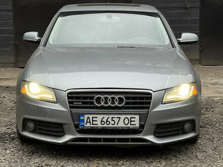 Серый Ауди А4, объемом двигателя 2 л и пробегом 200 тыс. км за 7500 $, фото 1 на Automoto.ua