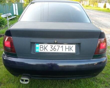 Синий Ауди А4, объемом двигателя 1.6 л и пробегом 250 тыс. км за 3000 $, фото 3 на Automoto.ua