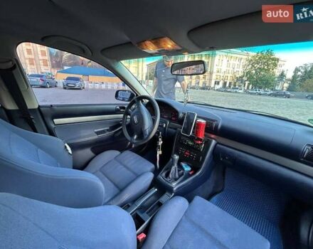 Синий Ауди А4, объемом двигателя 1.6 л и пробегом 275 тыс. км за 4300 $, фото 1 на Automoto.ua