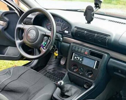 Синий Ауди А4, объемом двигателя 1.6 л и пробегом 325 тыс. км за 3500 $, фото 2 на Automoto.ua