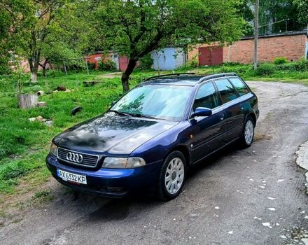 Синий Ауди А4, объемом двигателя 2.6 л и пробегом 377 тыс. км за 2677 $, фото 2 на Automoto.ua