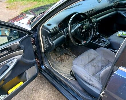 Синий Ауди А4, объемом двигателя 2.6 л и пробегом 377 тыс. км за 2677 $, фото 5 на Automoto.ua