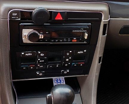 Синий Ауди А4, объемом двигателя 2.5 л и пробегом 280 тыс. км за 3800 $, фото 6 на Automoto.ua