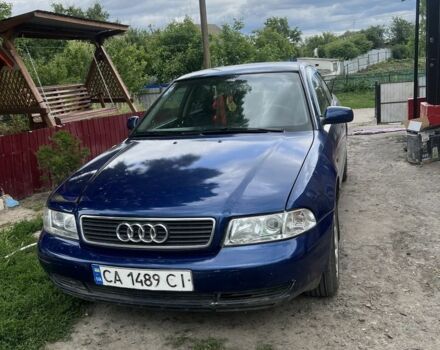 Синий Ауди А4, объемом двигателя 1.8 л и пробегом 300 тыс. км за 3000 $, фото 1 на Automoto.ua