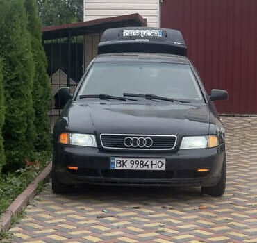 Синий Ауди А4, объемом двигателя 1.8 л и пробегом 517 тыс. км за 2800 $, фото 1 на Automoto.ua