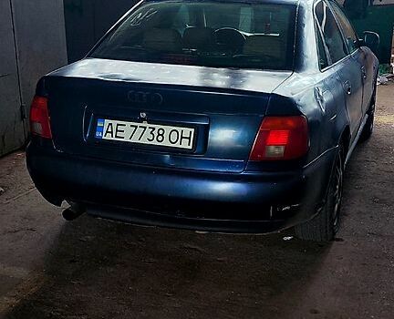 Синій Ауді А4, об'ємом двигуна 1.6 л та пробігом 400 тис. км за 1420 $, фото 1 на Automoto.ua