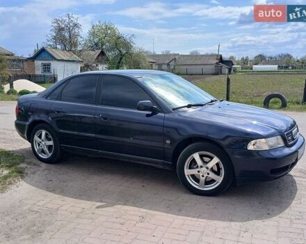 Синий Ауди А4, объемом двигателя 1.8 л и пробегом 318 тыс. км за 3800 $, фото 1 на Automoto.ua