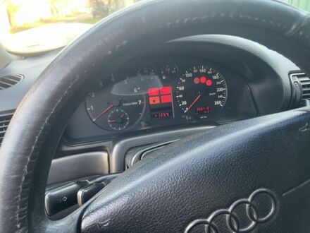 Синий Ауди А4, объемом двигателя 1.6 л и пробегом 370 тыс. км за 2500 $, фото 1 на Automoto.ua