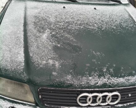 Зеленый Ауди А4, объемом двигателя 1.8 л и пробегом 350 тыс. км за 1250 $, фото 1 на Automoto.ua