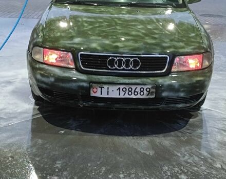 Зеленый Ауди А4, объемом двигателя 1.8 л и пробегом 400 тыс. км за 2000 $, фото 1 на Automoto.ua