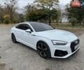 Ауді A5 2022 у Чугуеве на Automoto.ua Білий Ауді A5, об'ємом двигуна 2 л та пробігом 41 тис. км за 28999 $, фото 1 на Automoto.ua