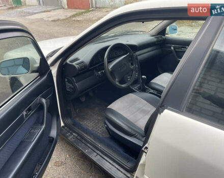 Белый Ауди А6, объемом двигателя 2 л и пробегом 300 тыс. км за 2300 $, фото 6 на Automoto.ua