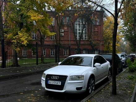 Белый Ауди А8, объемом двигателя 3.7 л и пробегом 320 тыс. км за 8000 $, фото 1 на Automoto.ua