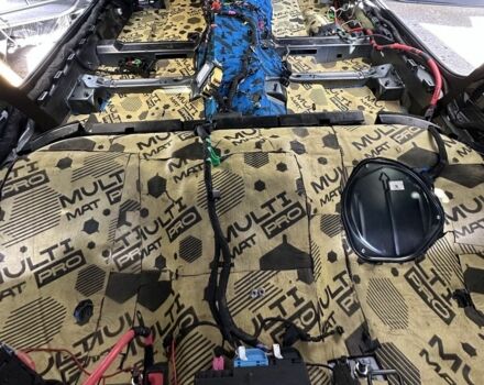 Чорний Ауді A8, об'ємом двигуна 2.5 л та пробігом 200 тис. км за 8000 $, фото 4 на Automoto.ua