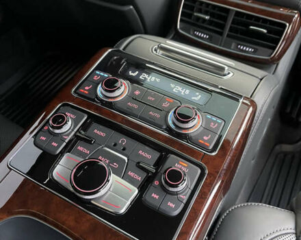 Чорний Ауді A8, об'ємом двигуна 3.99 л та пробігом 56 тис. км за 40000 $, фото 128 на Automoto.ua