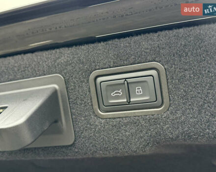 Черный Ауди А8, объемом двигателя 3 л и пробегом 13 тыс. км за 86500 $, фото 65 на Automoto.ua