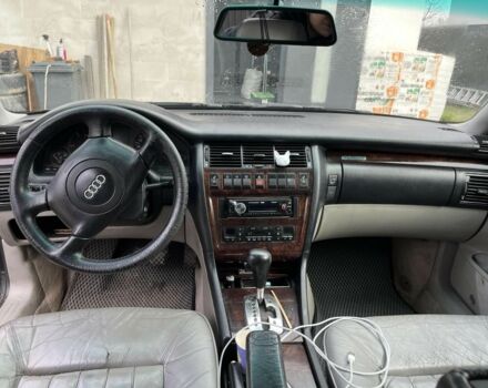 Синий Ауди А8, объемом двигателя 2.5 л и пробегом 300 тыс. км за 3500 $, фото 5 на Automoto.ua