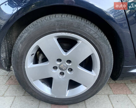 Синий Ауди А8, объемом двигателя 4.2 л и пробегом 366 тыс. км за 7800 $, фото 12 на Automoto.ua