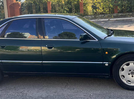 Зеленый Ауди А8, объемом двигателя 3.7 л и пробегом 280 тыс. км за 5600 $, фото 1 на Automoto.ua